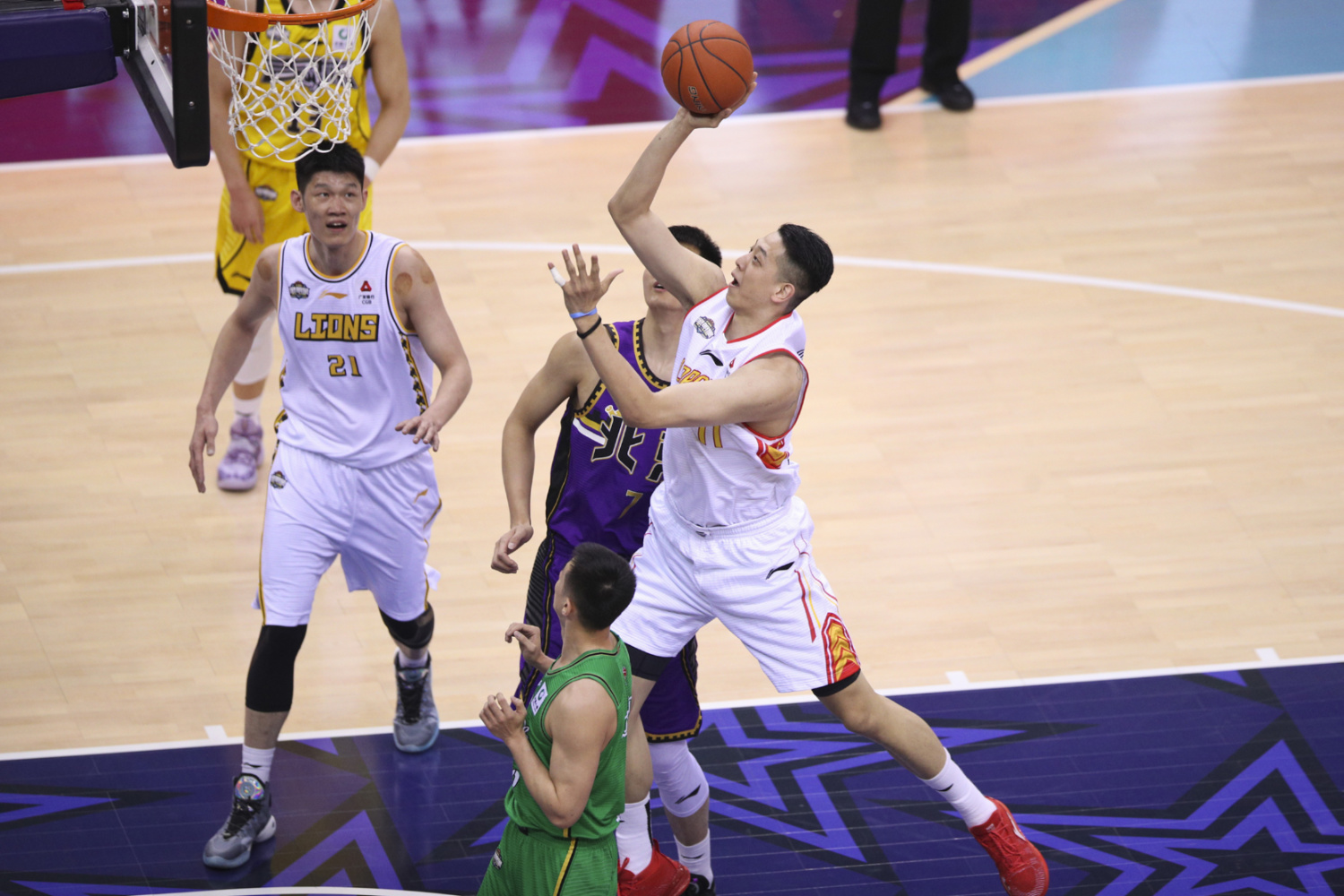 后场受伤骤多，球队增派防守队员守住胜局的简单介绍