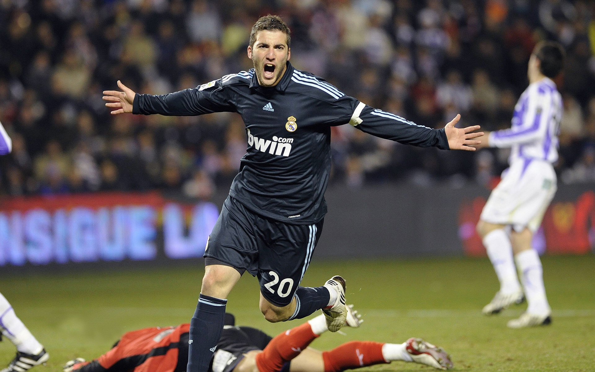 跨界争锋,从黄蜂血拼上海到东契奇德甲封神,体育世界的唯一性叙事