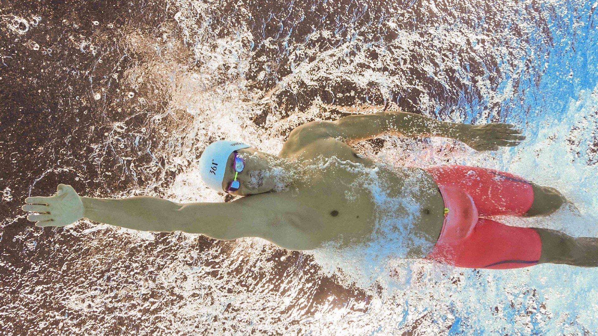 赛道上的终局艺术，塞恩斯火热状态助红牛绝杀索伯