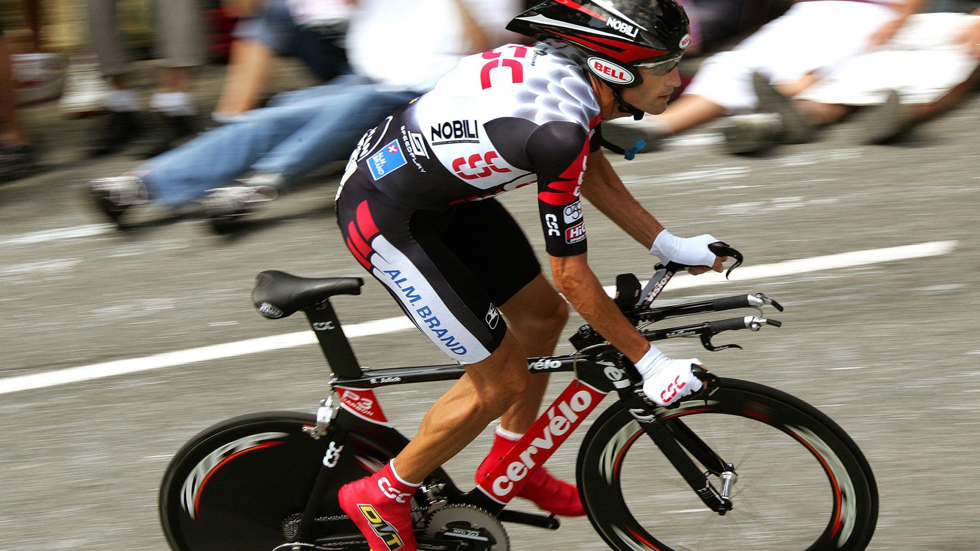 羽球与足球的双重奏，桃田贤斗点燃赛场，德国队险胜泰国队的体育之夜